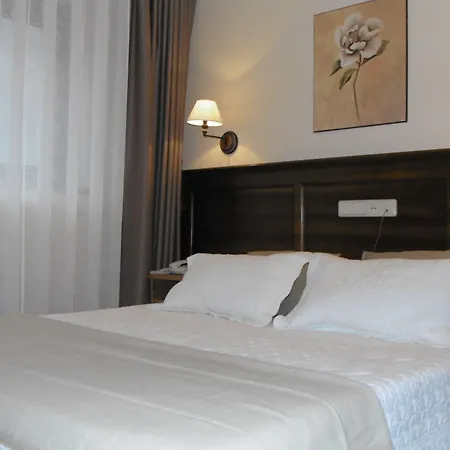 Logis Restaurante La Casa De Juansabeli