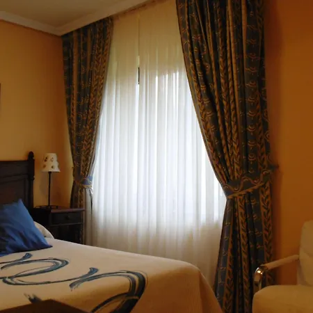 Отель Logis Restaurante La Casa De Juansabeli Аренас-де-Кабралес