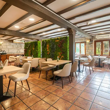 Logis Restaurante La Casa De Juansabeli Отель