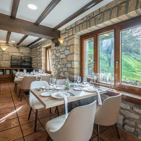Logis Restaurante La Casa De Juansabeli Otel 2*