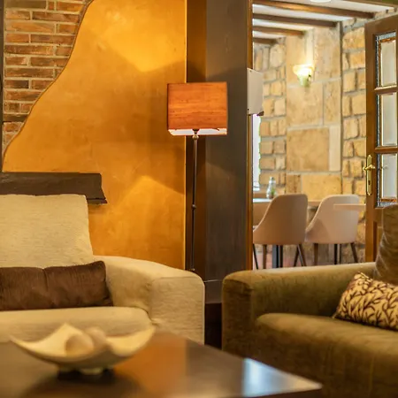 Otel Logis Restaurante La Casa De Juansabeli