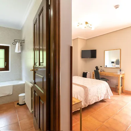 Logis Restaurante La Casa De Juansabeli Otel