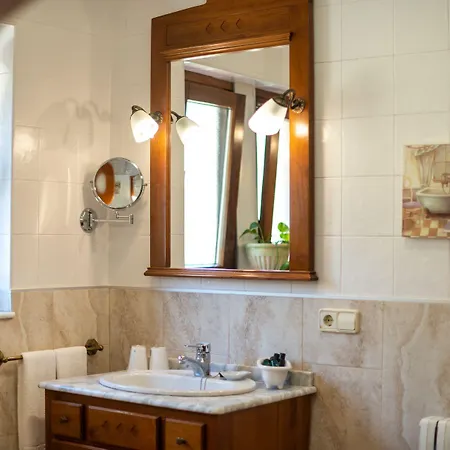 Отель Logis Restaurante La Casa De Juansabeli Аренас-де-Кабралес