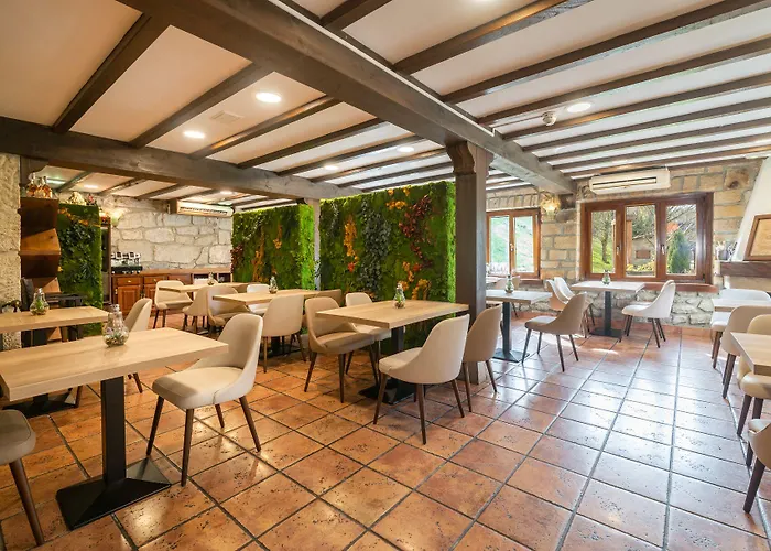 Logis Restaurante La Casa De Juansabeli Hotel