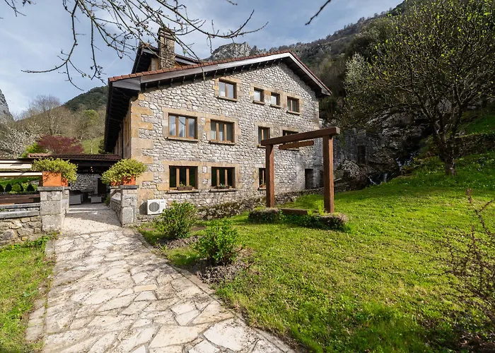 Logis Restaurante La Casa De Juansabeli Arenas De Cabrales